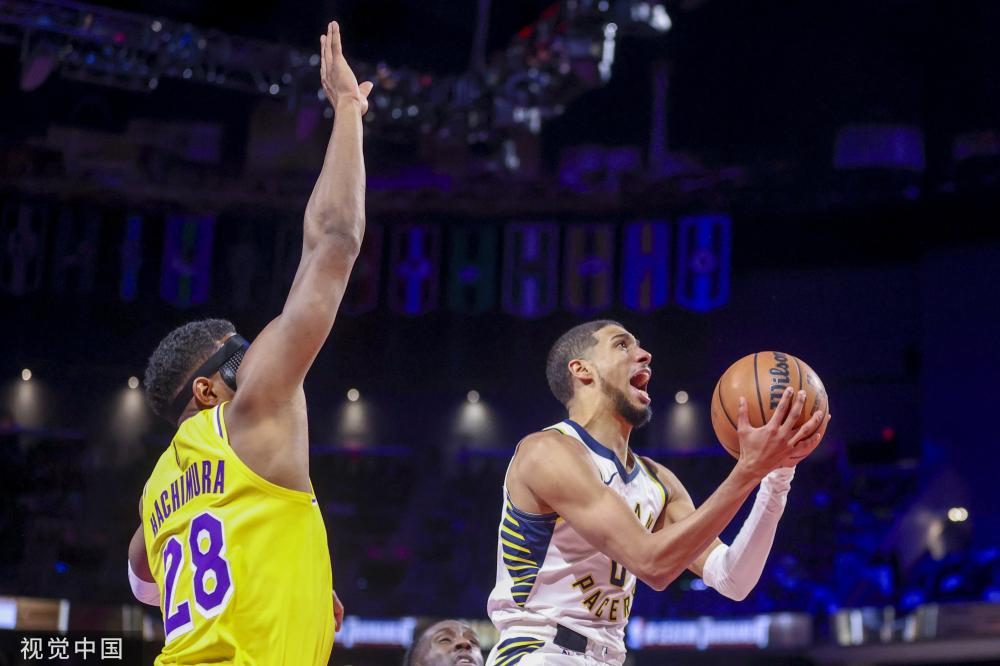 表现吸引了 表现吸引了